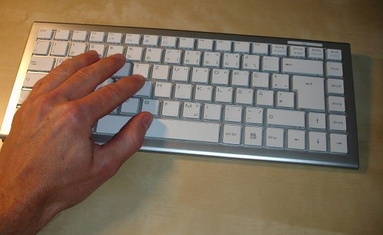 Persona usando atajos de teclado en la computadora