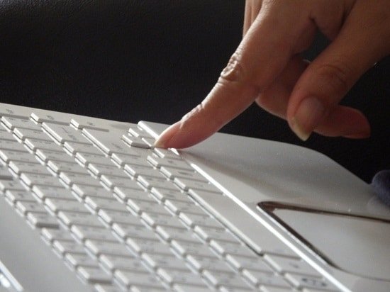 Persona usando atajos de teclado