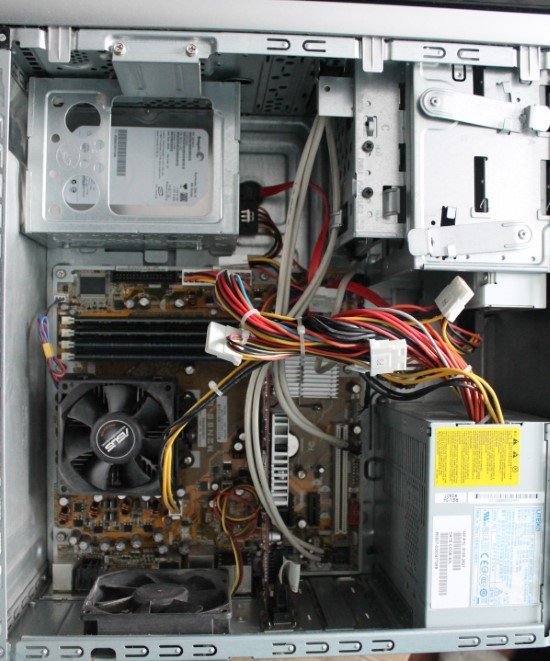 Interior de un gabinete de computadora