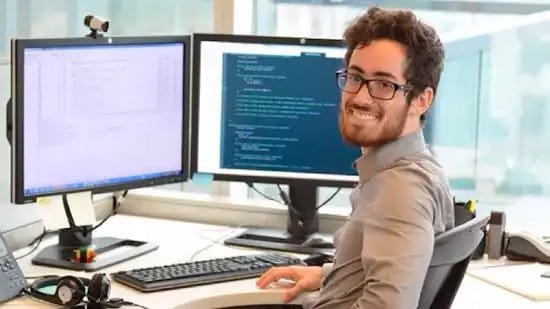 Hombre escribiendo lenguaje de programación