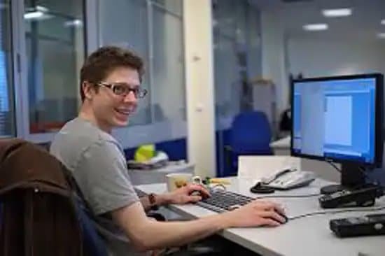 Hombre escribiendo lenguaje de programación