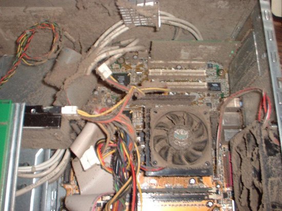 Computadora con polvo y suciedad