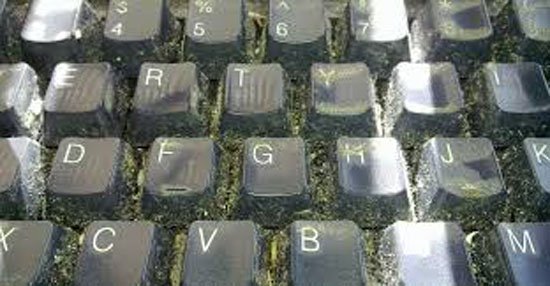 Teclado de computadora sucio