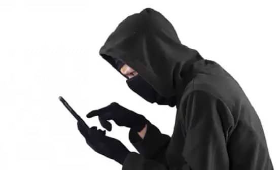 Hacker robando información del móvil