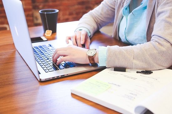 Mujer usando una notebook