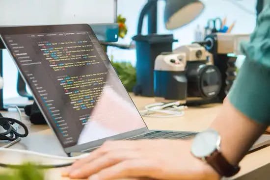 Hombre escribiendo pseudocódigo