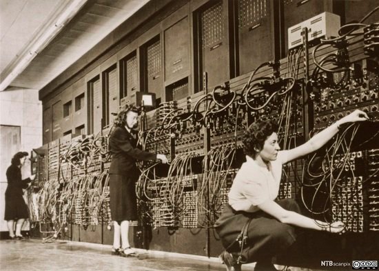 Mujeres programando la computadora Eniac