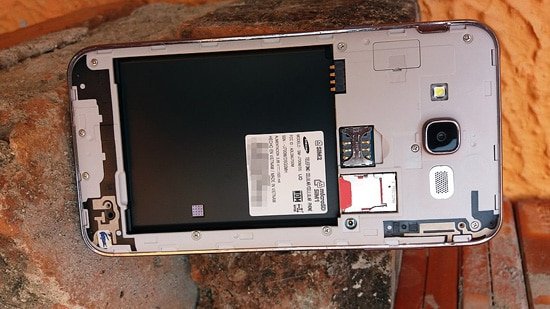 Interior de celular con su batería