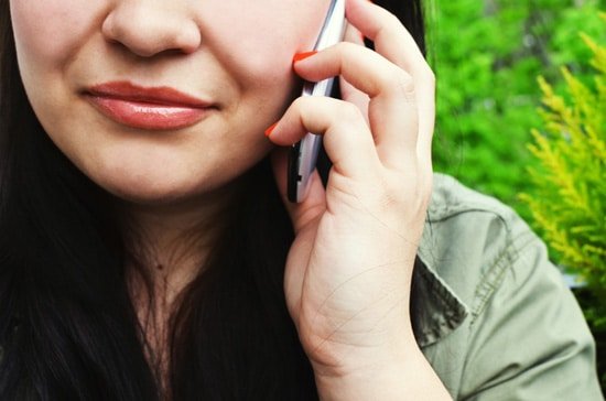 Mujer hablando por teléfono celular