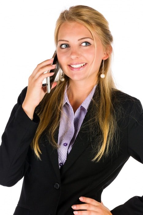 Mujer hablando por teléfono celular