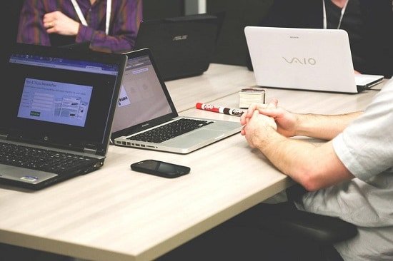 Personas trabajando con computadoras